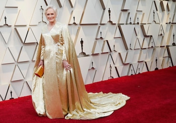 Total look dorado. Glenn Close protagonista en la red carpet con un vestido de mangas largas y escote cruzado con capa de paillettes by Carolina Herrera y sobre rígido
