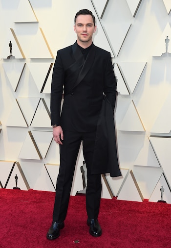 Nicholas Hoult con un look total black de Dior con un sash negro que cae al costado