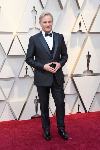 Viggo Mortensen fiel a su estilo, con un smoking de tres piezas azul noche y zapatos negros de charol. Dentro del saco, tiene el escudo de San Lorenzo y en la red carpet dijo: “Aguante El ciclón”