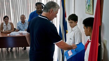 Miguel Díaz-Canel votando durante la