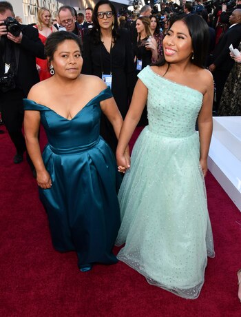 Yalitza Aparicio acompañada de su