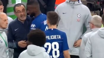 Rudiger trata de detener a