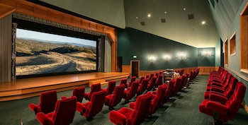 La mansión incluye una casa de juegos una sala privada de cine (JPRUbio)