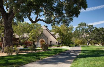 Además de la casa principal de seis dormitorios, la finca en Los Olivos, California, también cuenta con tres casas de huéspedes (JPRUbio)