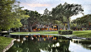Hoy la infame residencia Neverland Ranch de Michael Jackson ha regresado al mercado por mucho menos que cuando apareció por primera vez en 2015 (The Pinnacle list)
