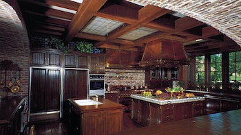 La casa fue diseñada por Robert Altevers para William Bone en un estilo francés de Normandía y meticulosamente pensada a la perfección en 1982 (The Pinnacle list)