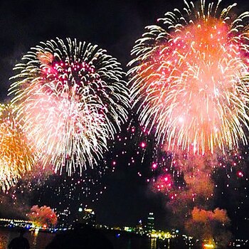 Los clásicos fuegos artificiales de