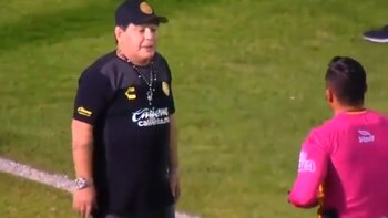 Maradona reclamó a los jueces por la supuesta agresión de su guardameta (Foto: Captura)