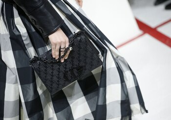 Detalles únicos. Sobres de cuero