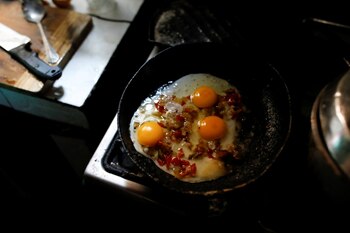 Los huevos se fríen en una sartén en la cocina de Yaneidi Guzman en Caracas, Venezuela, el 31 de marzo de 2018.