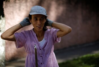 Yaneidi Guzmán, de 38 años, se detiene mientras trabaja en barrer las calles de Caracas, Venezuela, 20 de marzo de 2018.