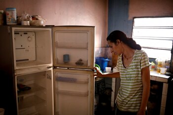 Yaneidi Guzmán, de 38 años, muestra la comida que tiene en su cocina en Caracas, Venezuela, el 19 de febrero de 2019.