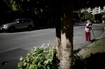 Yaneidi Guzmán, de 38 años, quien trabaja como barredora de calles, trabaja en Caracas, Venezuela, 20 de marzo de 2018.