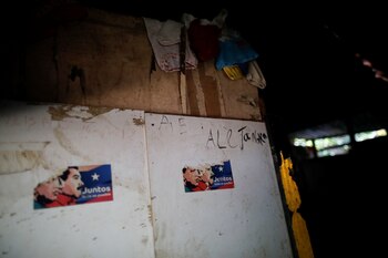 Pegatinas que muestran al ex presidente de Venezuela Hugo Chávez y al presidente Nicolás Maduro están pegados a la puerta de la casa de María Guitia cerca de Yaren, San Francisco, 20 de febrero de 2019.
