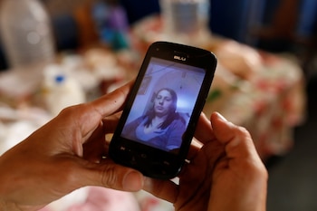 Yaneidi Guzmán, de 38 años, muestra una vieja foto de ella en su teléfono, en su casa en Caracas, Venezuela, el 19 de febrero de 2019.