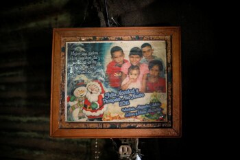 Una fotografía familiar cuelga en la casa de María Guitia cerca de San Francisco de Yare, Venezuela, 20 de febrero de 2019.