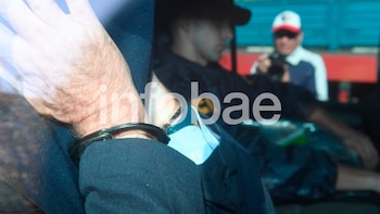 Ardissone, detenido, se tapa el