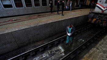 Un operario inspecciona el daño