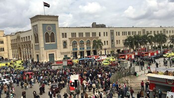 Las personas se reunieron alrededor