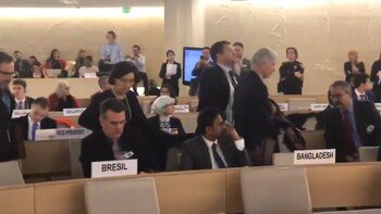 Los diplomáticos se levantorn de