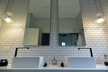 En el baño cuelgan dos