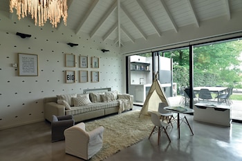 Un gran ventanal viste al