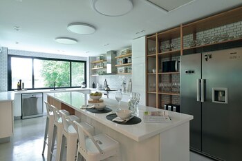 En la cocina, azulejos subway.