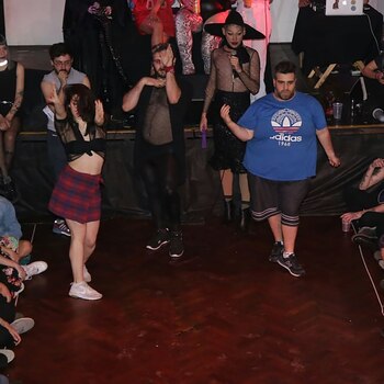 Emiliano baila en una Fiesta