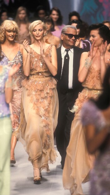 Karl Lagerfeld cerrando un desfile.
