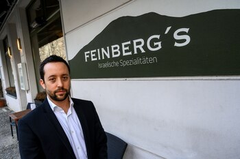 Yorai Feinberg afuera de su