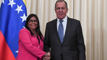 Serguéi Lavrov junto a Delcy
