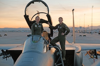 Brie Larson convivio con la general de brigada Jeannie Leavitt para aprender sobre aviación militar.