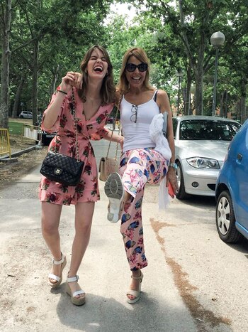 De recorrida por Europa con Blanca Oteyza. Además, comparten techo en Madrid: “No sabés lo que sufría desde afuera cuando a mamá le pasaba algo malo en la ficción”.