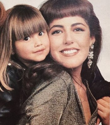 Michelle en su infancia, junto a su mamá, Stephanie Salas.