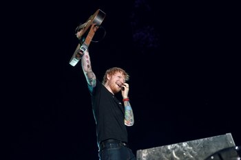 Acústica en mano, tattos, sonrisa