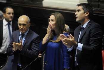 María Eugenia Vidal, flanqueada por Daniel Salvador y Manuel Mosca, tras el discurso del viernes (Dino Calvo)