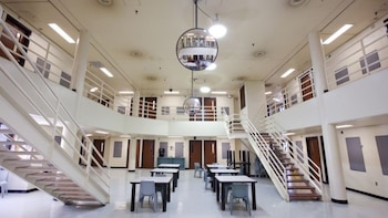 La mujer señaló que los reos aprovechaban los estrechos pasillos de la cárcel para mostrar conductas sexuales inadecuadas (Foto: Especial)