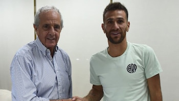 El mediocampista, de 37 años, seguirá en el club hasta junio de 2020 (@CARPoficial)