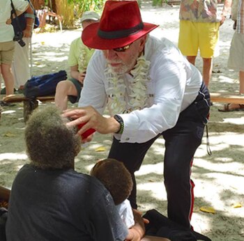 Originalmente oculista, Wertheim es también