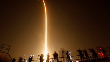 El cohete iluminó el cielo