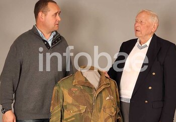 Con una bata Denison y