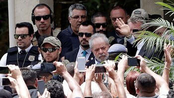 Lula saluda a seguidores al