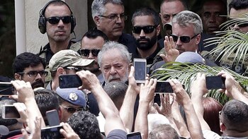 Lula, retirándose del funeral de