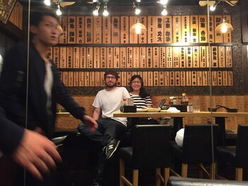 Javier Sinay y Higashi en Kabukicho, Tokio