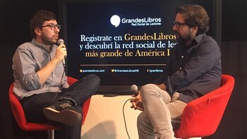 Javier Sinay junto a Patricio Zunini en el auditorio de Grandes Libros