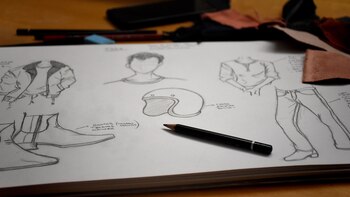 Bocetos, lápices y telas, croquis