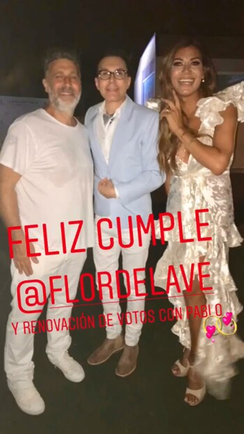 La pareja junto a su