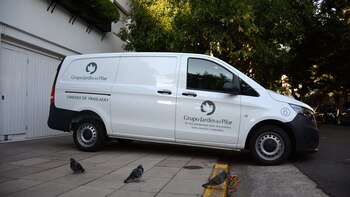 La camioneta del Grupo Jardín del Pilar, antes de trasladar el cuerpo