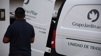 El momento del traslado del cuerpo a la camioneta