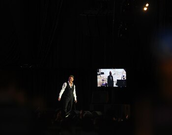 En chaleco, una imagen poco vista de él sobre el escenario.